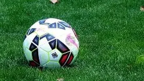 75岁谭咏麟踢球引笑谈“游泳圈”，坚持展现体育风采！